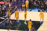 玩起来了！艾顿垃圾时间在禁区内连续开合跳 吓唬对手的三分出手