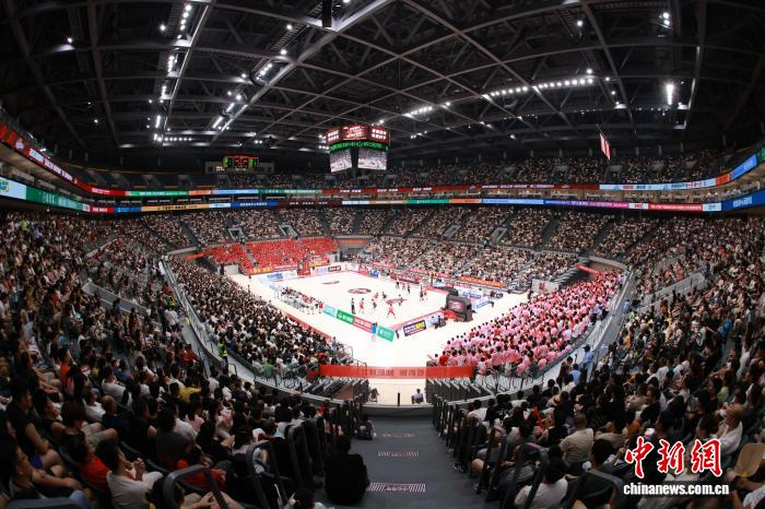 2025年8月2日，　第三届西施“村BA” 应店街仕坂坞VS陶朱三都社区总决赛现场，几乎座无虚席。　周升蓉 摄