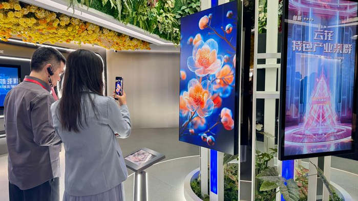 参观斗南花卉展览馆。记者上官艳君 摄