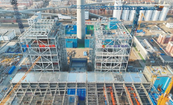 　　阜新发电公司四期2×350MW热电联产机组扩建项目施工现场。 阜电扩建筹建处供图