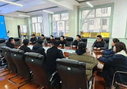 参会人员与校方及学生家长代表共商学生出行安全事宜。佳木斯市公交公司供图