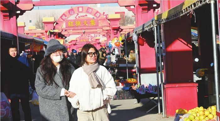 　　早春的营口红旗大集里，不乏年轻人的身影，他们在熙攘中寻觅到独有的烟火气和放松感。 本报记者 杨靖岫 摄