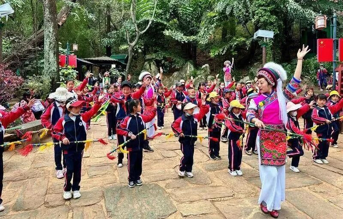 ▲ 在蝴蝶泉边开展的白族打跳体验和白族霸王鞭舞教学活动，如今的蝴蝶泉边，已成为传承民族文化、开展文化交流的重要地标。