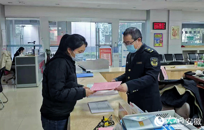 蚌埠高新区政务服务中心给前来办理业务的市民讲解政策。人民网记者 周坤摄