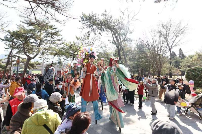 日坛公园“卖货郎巡游”。新京报记者 王飞 摄
