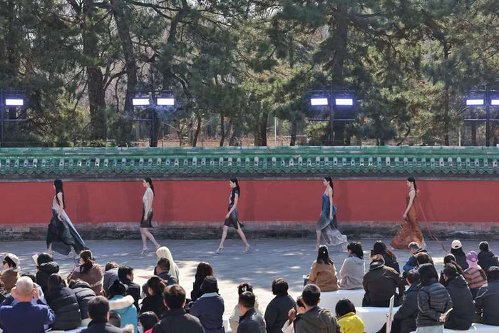 3月20日，第十九届“春分·朝阳”文化节在日坛公园启幕，北京时装周在日坛首秀。新京报记者 王飞 摄