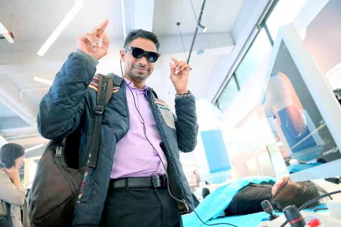 图说：来自美国的医生体验重庆造胶囊内镜机器人，戴上VR眼镜，就可以看到正在检查的患者胃部图像