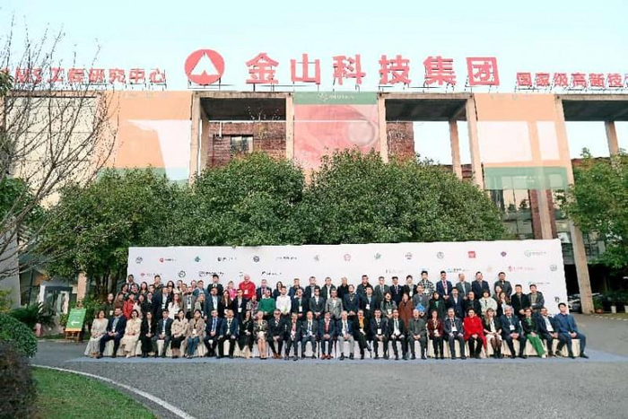 图说：往届参会中外嘉宾合影