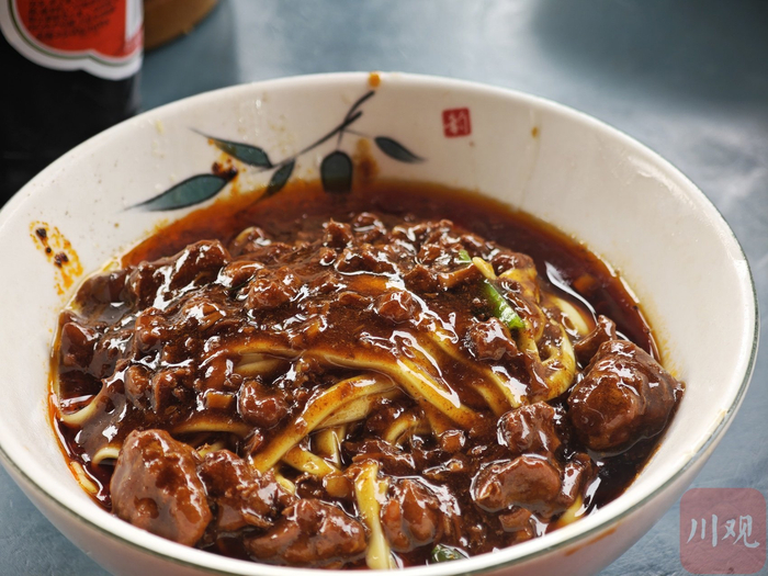 大颗、鲜嫩多汁的肉丁臊子，是大竹肉丁面的特色。