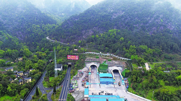     建设中的缙云山隧道