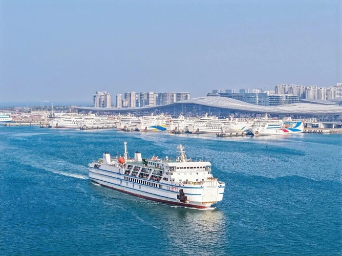 客滚船从新海港驶出。