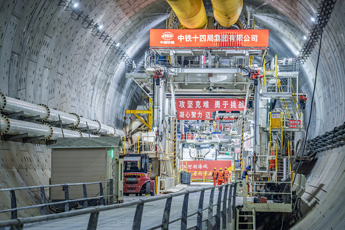 隧道盾构施工。