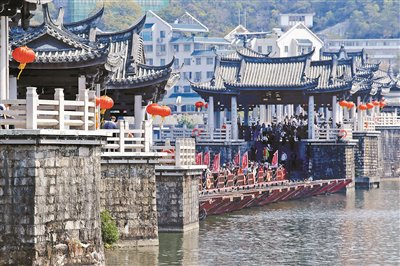 2月22日，广东潮州，许多游客正在广济桥上游玩、拍照供图/视觉中国