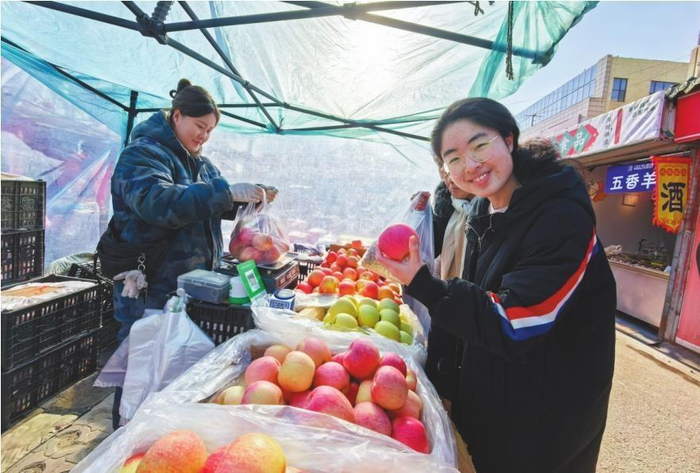 　　沈阳造化大集上，年轻人赶集买水果、品美食，就图个新鲜接地气。 本报记者 姜雪 摄