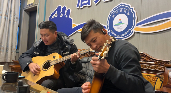2025年4月，额旺格拉（右）休息之余和战友弹琴唱歌。