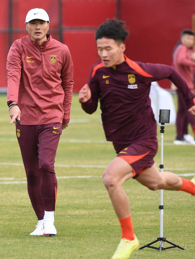 1月5日，中国国家男子足球队在广东肇庆集结训练。国足主教练邵佳一（左）在训练中指导球员。新华社记者 邓华 摄