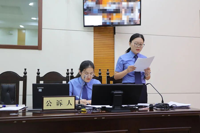检察官在这起高仿“网红”精油案中出庭支持公诉。（桓台县检察院供图）