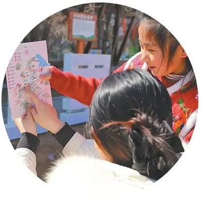 游客查看青岛西海岸新区杨家山里片区游览线路示意图。徐慧洁摄