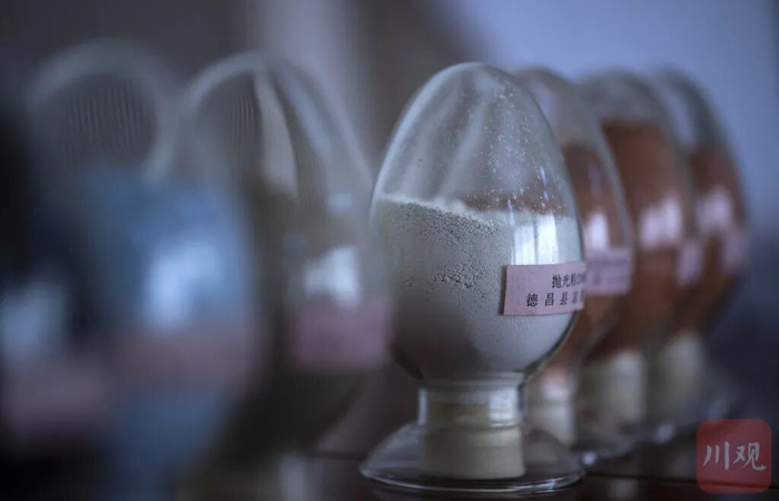 德昌一稀土企业展示的稀土样本。何海洋 摄
