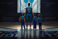 库里晒图祝贺老爸球衣退役：这位开创者的名字永远高悬于球馆上空