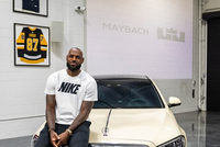 詹姆斯定制的迈巴赫S680奢华座驾！浅象牙白漆面+各种Logo细节