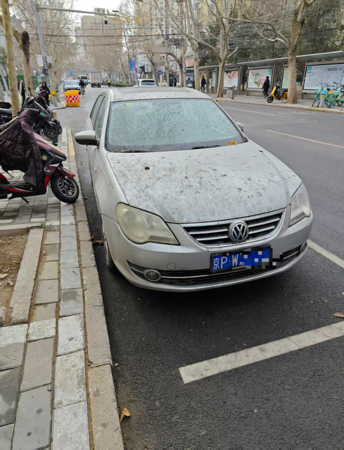 华威路与潘家园路路口东北角一辆轿车在车位内长期停放。