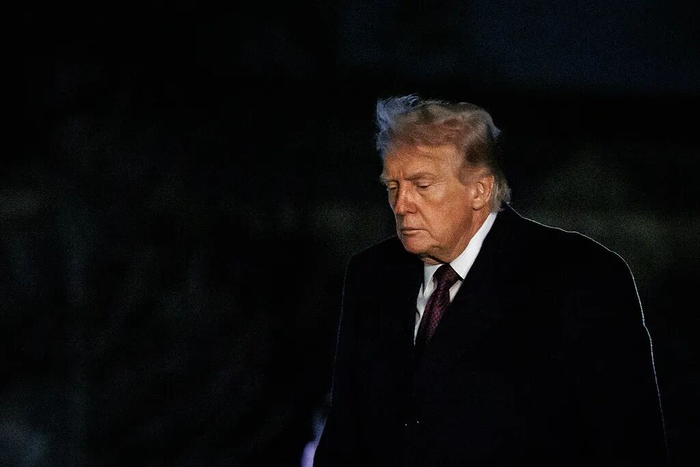 　　当地时间2026年3月15日，特朗普走下刚刚降落的“海军陆战队一号”，在白宫南草坪行走。图/视觉中国