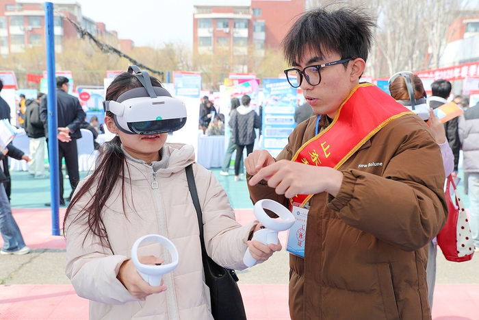 2026年3月20日，山东青岛，在山东科技大学春季校园双选会现场，大学生在VR职业体验区参与互动。