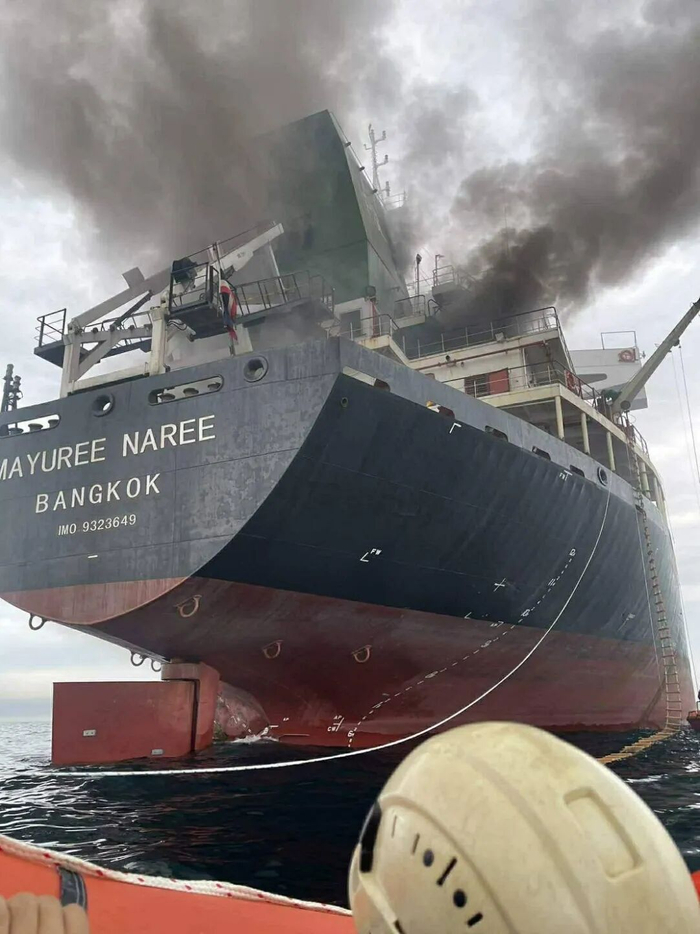 一艘泰国货船在霍尔木兹海峡海域遭袭起火。图片来源：新华社