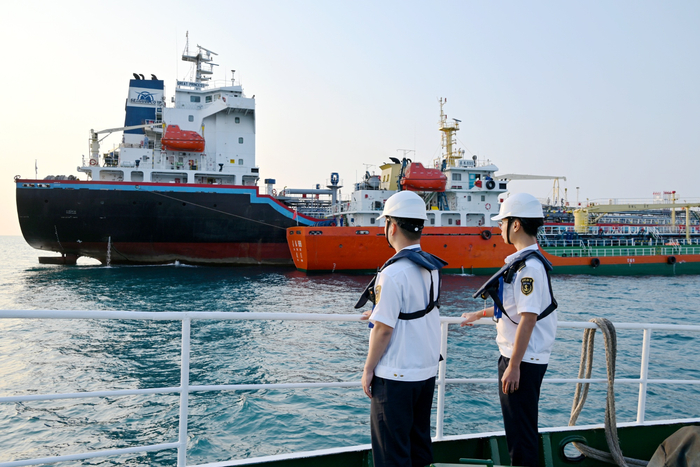 3月18日，&ldquo;嘉泰699&rdquo;在洋浦1号外锚地为外籍船&ldquo;GREAT　PRICESS&rdquo;完成加注燃料油（央广网发 洋浦海事局供图）