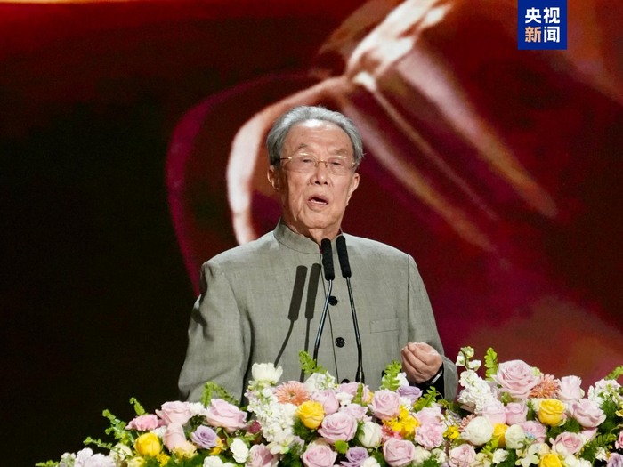 △人民艺术家、著名作家、原文化部部长王蒙为电影《南京照相馆》颁发“年度剧情电影”荣誉