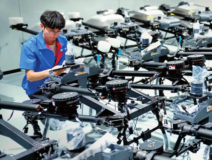 工作人员在联合飞机集团深圳基地的车间内查看无人机半成品（2025年6月27日摄）李安摄 / 本刊