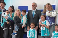 30号球衣退役！库里：恭喜父亲 他是我的领路人 比我还要爱篮球