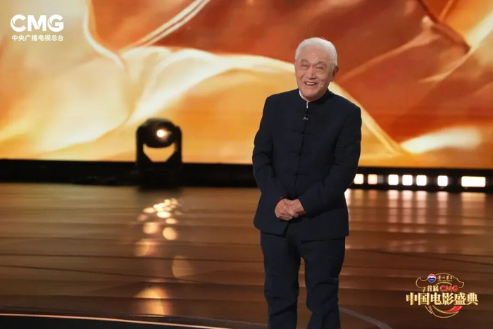 △电影表演艺术家牛犇现场发表主题演讲