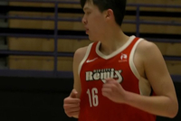 一气呵成！杨瀚森挡拆顺下后接小跳步单臂劈扣砸进篮筐