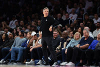 芬奇：上半场完全没有防守专注力 提高身体对抗局势就会转变