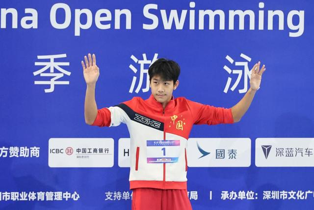 3月20日，张展硕在领奖台上向观众致意。新华社记者 梁旭 摄