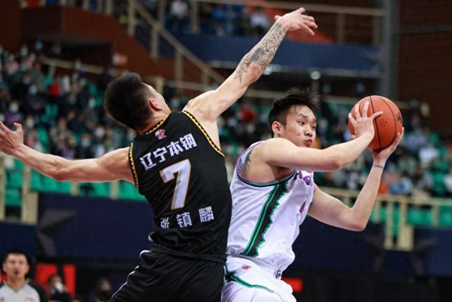 丁彦雨航（右） 图源：新华社