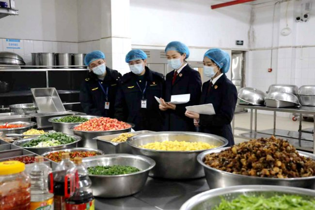 2026年3月，重庆市检察院第四分院与秀山县检察院、秀山县市场监管局来到某小学食堂回访。 本报通讯员张雷摄