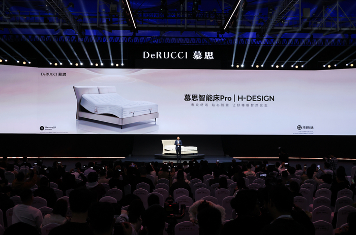 慕思集团CTO陈文泽现场发言，背景为产品介绍