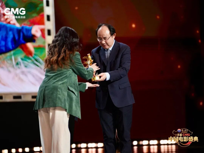 △中宣部电影局主持日常工作的副局长毛羽为电影《浪浪山小妖怪》《长安的荔枝》颁发“年度跨界力量”荣誉