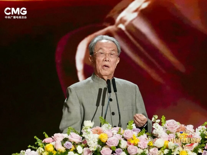 △人民艺术家、著名作家、原文化部部长王蒙为电影《南京照相馆》颁发“年度剧情电影”荣誉