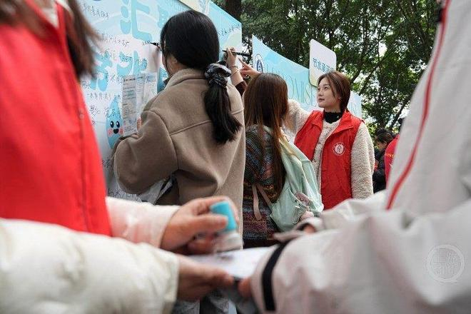 同学们在活动墙上写下自己的“节水金点子”。周久淞 摄