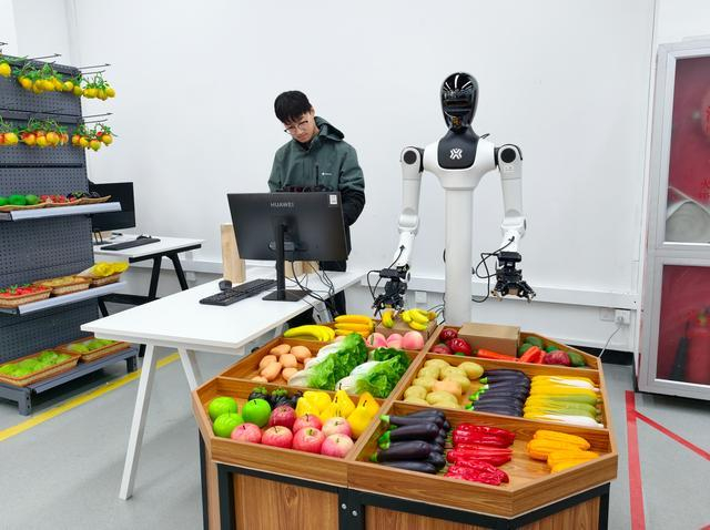北京人形的工作人员正在遥操机器人拿取物体。新京报贝壳财经记者 韦博雅 摄