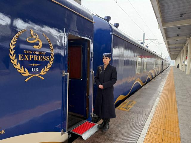 图为新东方快车号列车。 国铁乌鲁木齐局/图