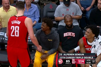 三双没了！申京自投自抢拍出进攻板后下场休息 可惜篮板被扣了