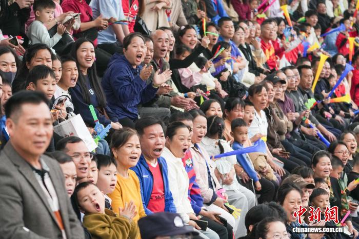 图为龙州县队进球瞬间，观众齐声欢呼。中新社记者 陈冠言 摄