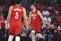 范弗里特：申京防守和以前一样但肯定能变更好 他又不是完全不防