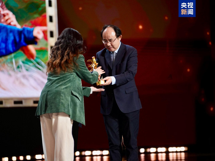 △中宣部电影局主持日常工作的副局长毛羽为电影《浪浪山小妖怪》《长安的荔枝》颁发“年度跨界力量”荣誉
