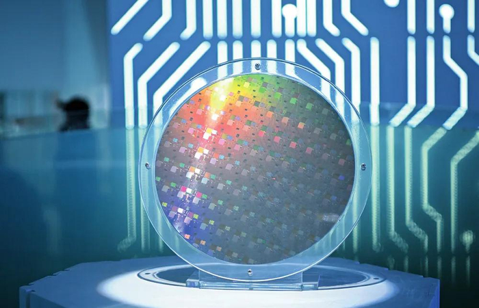 这是在位于广州市黄埔区的粤芯半导体技术股份有限公司拍摄的晶圆（2025年3月20日摄）邓华摄 / 本刊